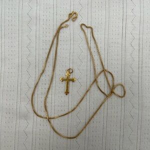 18kt yellow gold square wheat chain with 20kt yellow gold cross.